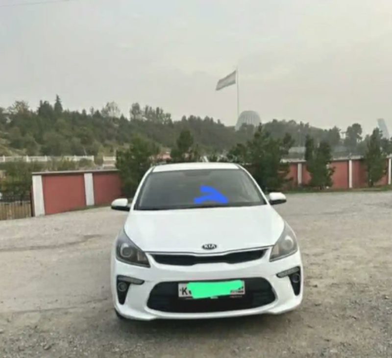 Лобовое стекло на Kia Rio 2017